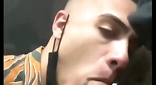 Novinho mamando pau grande em público - gabriel martins