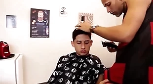 Barbeiro meteu no meu cú com gel de cabelo