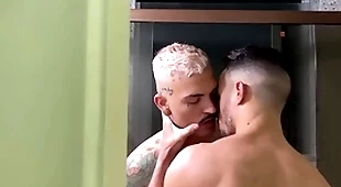 Saradinho dotado fudeu o passivo no banho