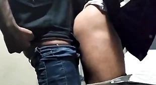 Segurança de loja goza na boca do cliente