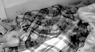 Câmera escondida no quarto dos caras à noite flagrou os machos trepando