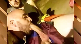 Mamando a mi amigo en público con gente pasando en frente
