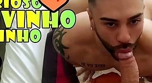 Bonitinho curioso novinho vizinho amador espionando o vizinho ao lado e fica com pau - pega twink cheirando seu pau -  com alex barcelona e milton - espionando o vizinho gostoso