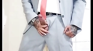 Macho de terno mostrando pica