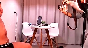 O fotografo começou me fotografando e terminou me mamando e dando pra mim