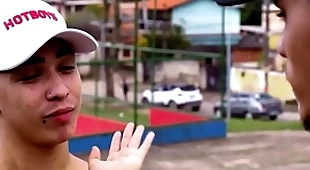 Amigos fodendo o novinho safado
