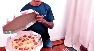 Reclamei da pizza e tomei itsy-bitsy cú