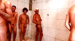 Partida de futebol acaba numa suruba no chuveiro e vestiario.