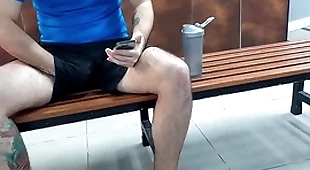 Diário de banheirão ( dia 13) chupando no banheiro da academia ( completo no peppery e subscrição)