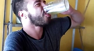 Perdeu a aposta no braço de ferro e teve que dár o cú como pagamento.