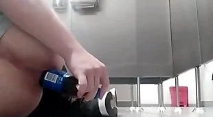 Me follo el culo con botella en baño público y alguien me vio