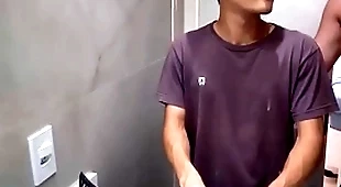 Visita inesperada de um novinho asiático