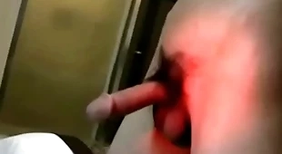 精瘦大鸡巴青年双手背缚着弄射精