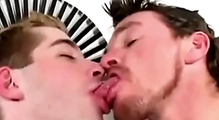 Threesome (a lot be expeditious for tongue kissing)