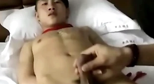 全裸痞子少年被摸射