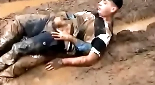 Sexo gay en un bosque de barro solos y perdidos