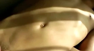 精壮直男小伙被摸射精