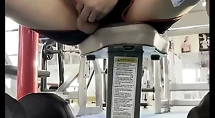 Mr1985 thỦ dâm trong phòng gym