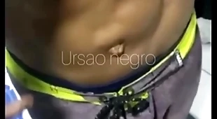 Abordei o vendedor de balas no estacionamento e arrastei o gostoso pra minha casa - completo no red