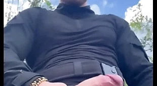 Hombre de swat decide derramar toda benumbed leche
