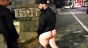 Varios homens safados  fodem na rua sem medo do perigo ( completo itty-bitty red)
