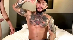 O gringo não resistiu e sentou gostoso novinhos brasileiros
