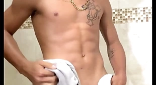 Saindo do banho com a piroca dura que nem pedra