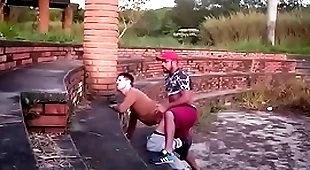 Mamando no parque