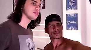 Recebendo uma visita em casa para uma foda gostosa