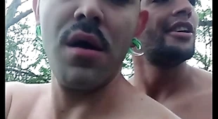 Descendo a rola no branquinho na trilha