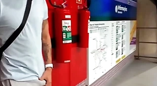 Macho safado se exita na estação de metr0 e se alivia com a puta oferecida ( completo no red e subscrição)