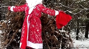 Russian santa claus jerks off his big Hawkshaw in the matter of the forest with an increment of sends his sperm as a gift for the new year 2022!