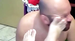 Broder chupando meus pés 2 - foot worshiped gay