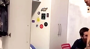 Tio chega de viagem e fica de gracinha com sobrinho