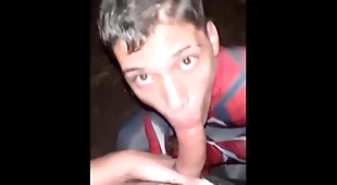 Novinho me chupando na rua