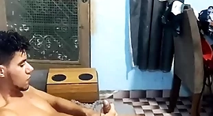 Peguei meu amigo se masturbando e deu o meu cuzinho pra ele .