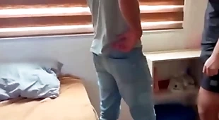 Joven estudiante entrega su culito a cambio de mejorar sus calificaciones
