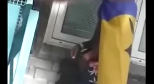 Homens mijando nas ruas