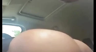 Dando pro casado no carro enquanto ele esperava a esposa