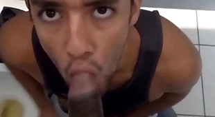Hétero senegales perdeu aposta e deixou o gay mamar seu pau monstro