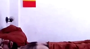 Despertando a mi macho peludo con una linda mamada, aprovechando su erección matutina.