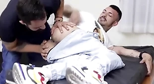Novinho chupa doutor na hora do exame