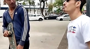 O boy na praça aceitou ir dar pros dois pauzudos