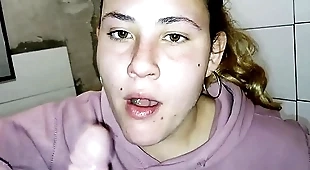Mamada Casera en el Ba&ntilde_o de pendeja argentina se lleva una enorme carga en la boca